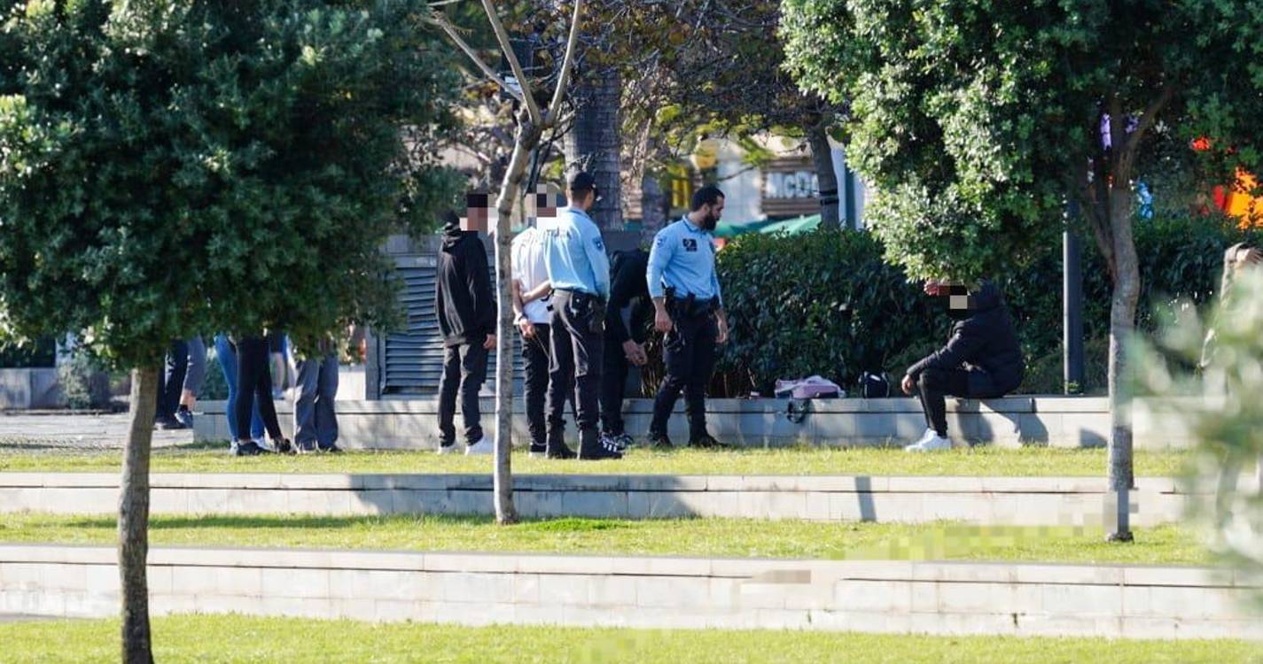 Polícia revista jovens na Praça do Povo (com fotos)
