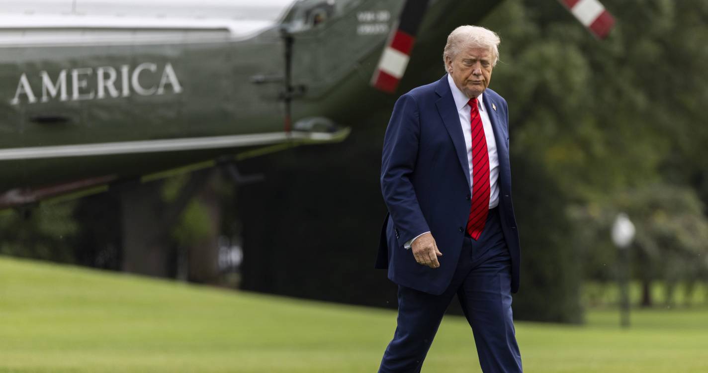 Tarifas: Trump anuncia sobretaxa de 100% a importações da China a partir de novembro