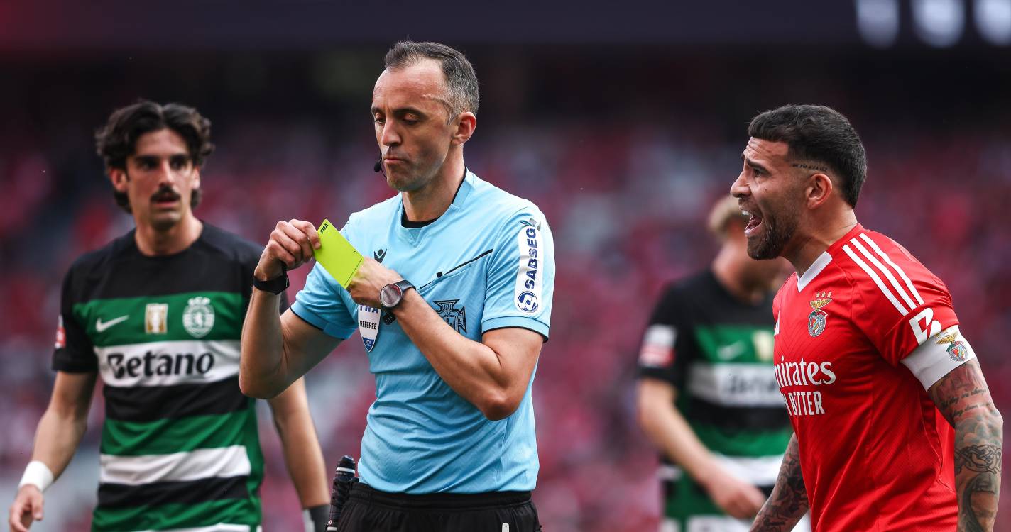 Árbitros do dérbi Benfica-Sporting apresentam queixa-crime à PSP contra adepto