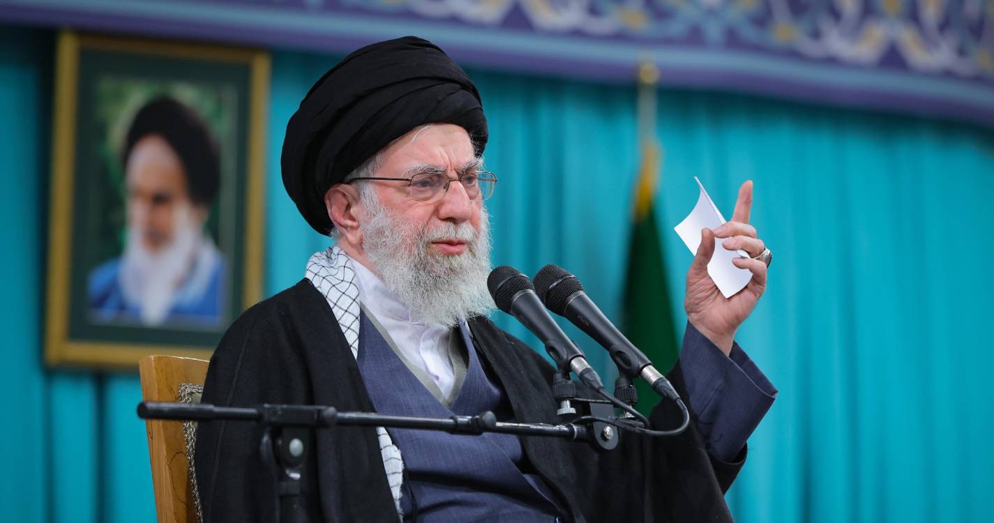Presidente iraniano avisa que ataque a líder supremo é declaração de guerra
