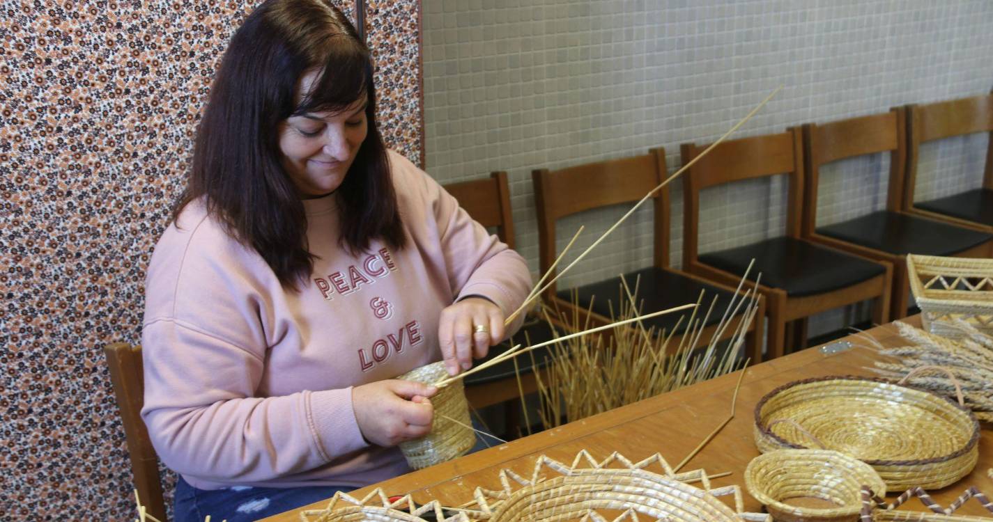 Exposição com palha de trigo e de milho para ver no Espaço do Artesão