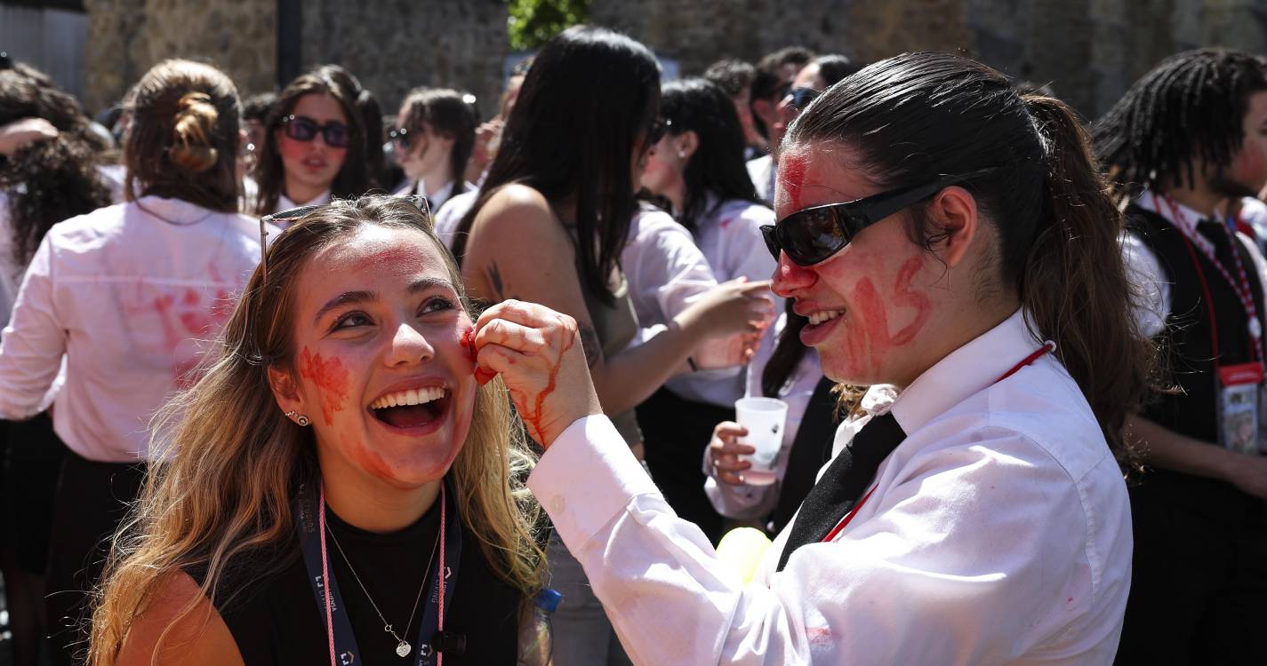 Cortejo da Queima das Fitas de Coimbra muito participado e com mensagens políticas (com fotos)