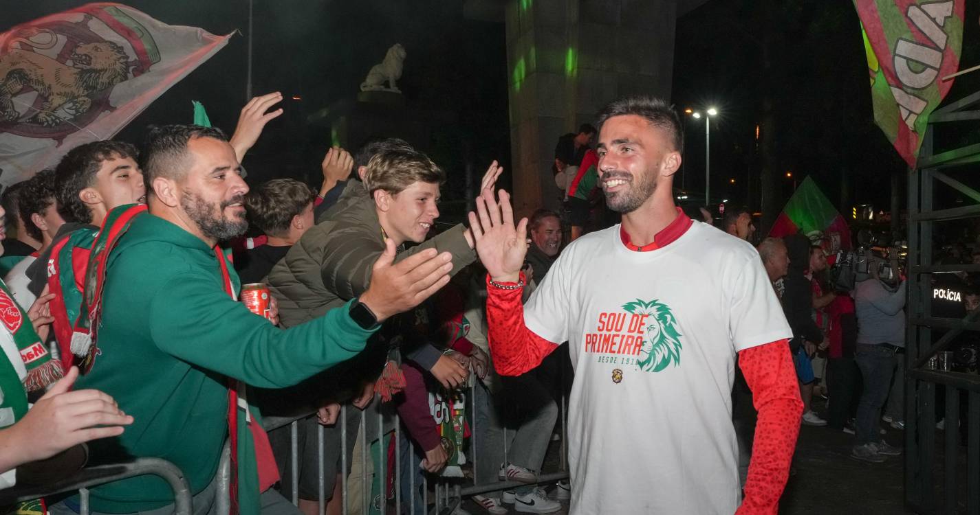 Centenas de adeptos do Marítimo festejam regresso à I Liga três anos depois. Veja as imagens