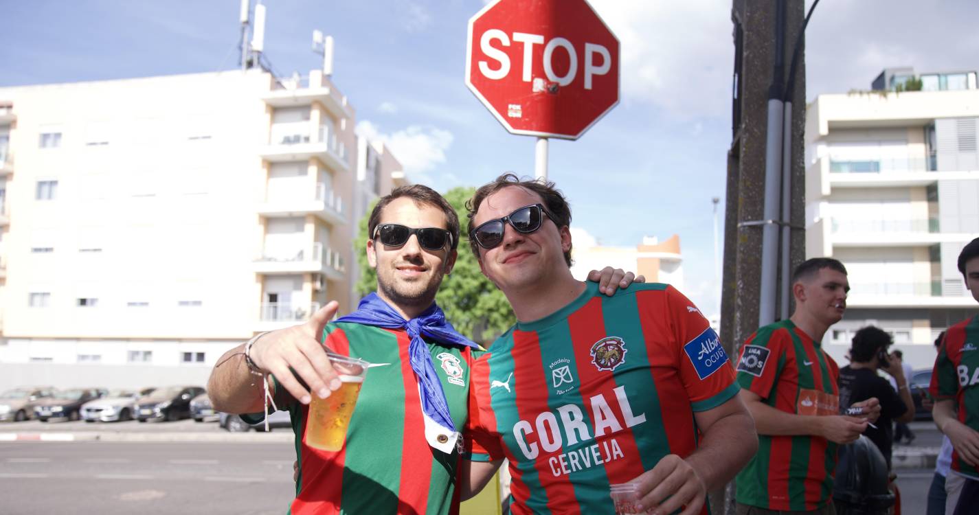 Adeptos do Marítimo fazem a festa pré-jogo no Seixal (com fotos)