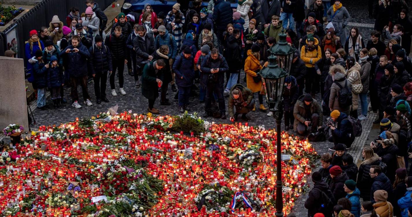 Centenas de pessoas prestam tributo às vítimas de tiroteio
