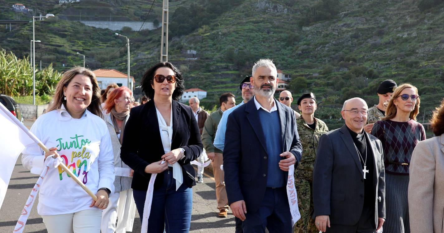 Centenas juntam-se contra a violência no Campanário