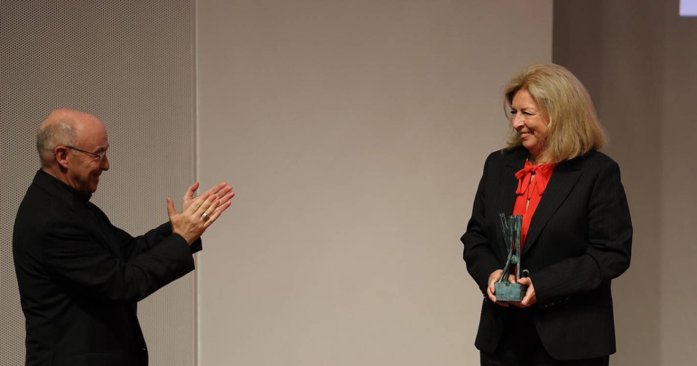 D. Nuno Brás entregou Prémio Árvore da Vida – Padre Manuel Antunes a Leonor Beleza