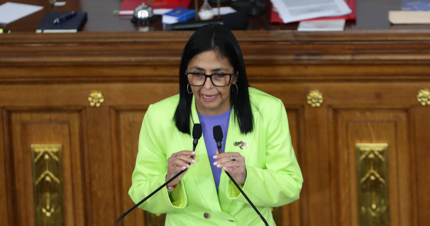 Venezuela: Presidente interina prometeu a Trump cooperação antes da queda de Maduro - ‘The Guardian’