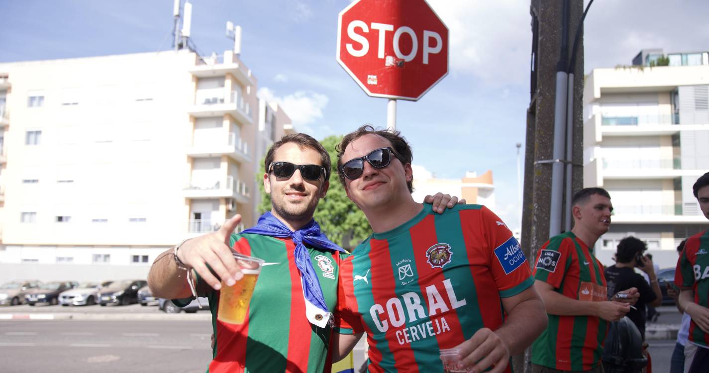 Adeptos do Marítimo fazem a festa pré-jogo no Seixal (com fotos)