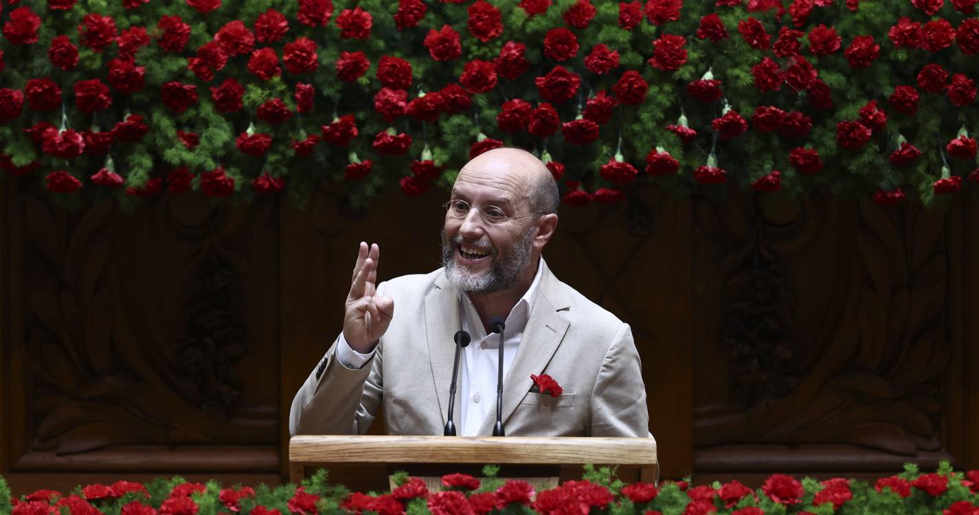 25 Abril: Rui Tavares acusa André Ventura de citar Adolf Hitler e mito nazi na sessão solene