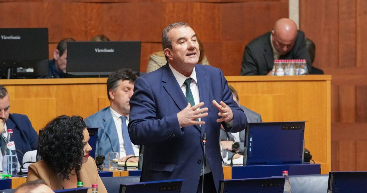 Campos de golfe voltam a agitar Parlamento