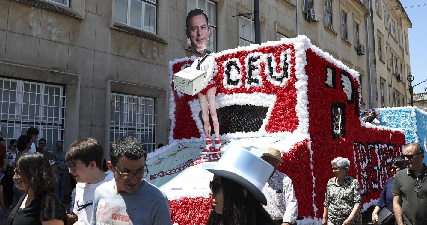 Cortejo da Queima das Fitas de Coimbra muito participado e com mensagens políticas (com fotos)
