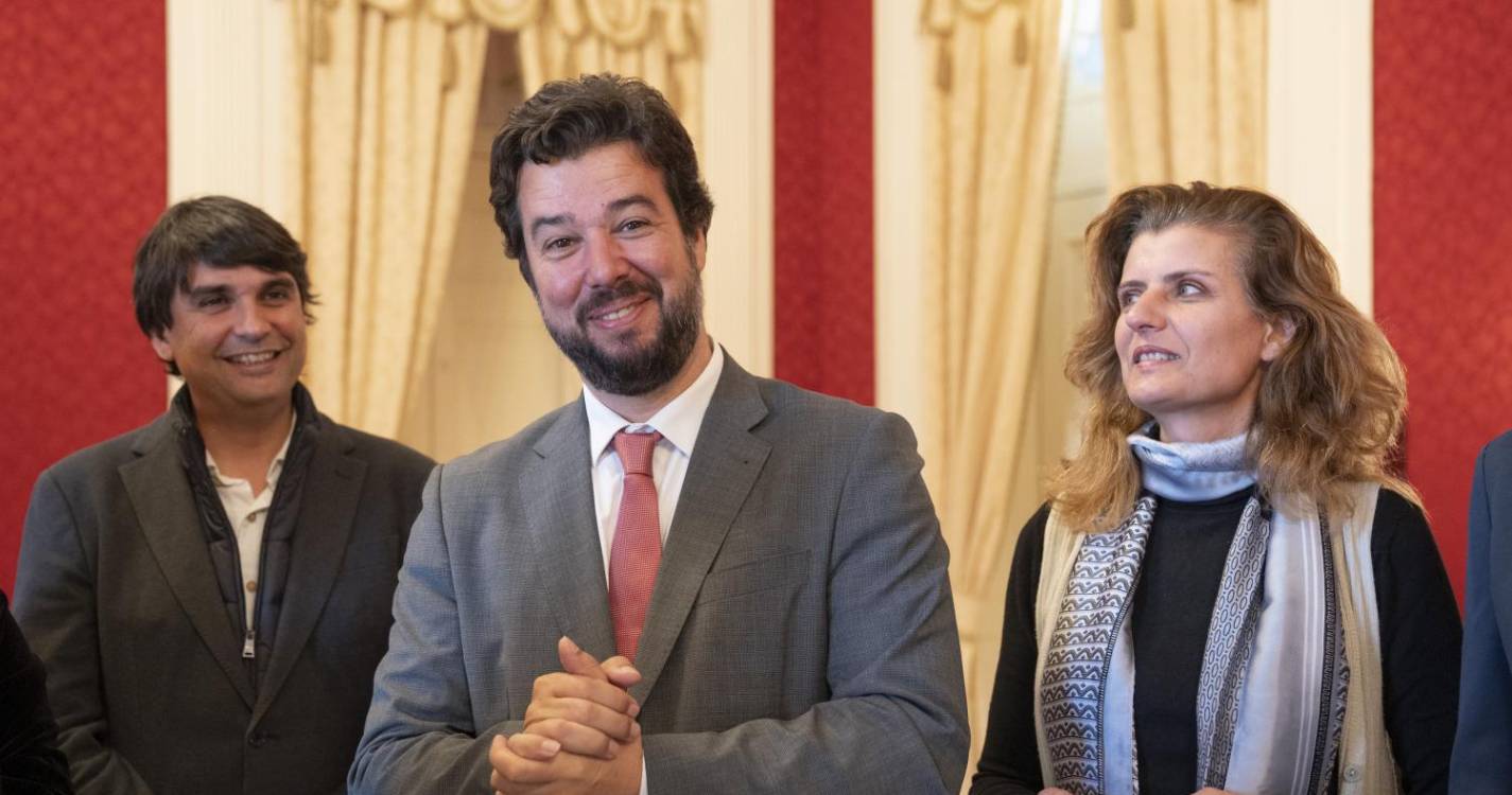 Confiança critica “carga excessiva de impostos”