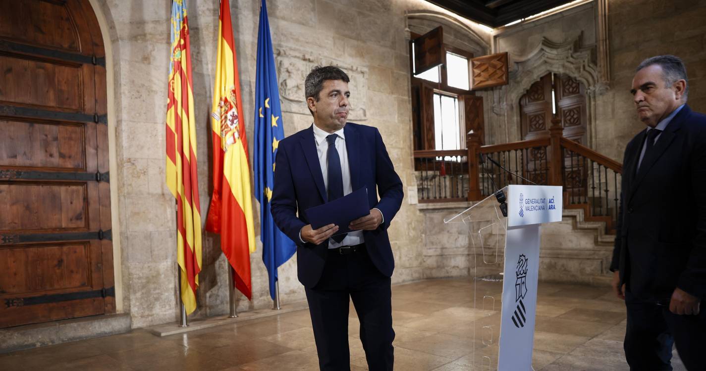 Presidente de Valência reconhece erros e demite-se um ano após as cheias