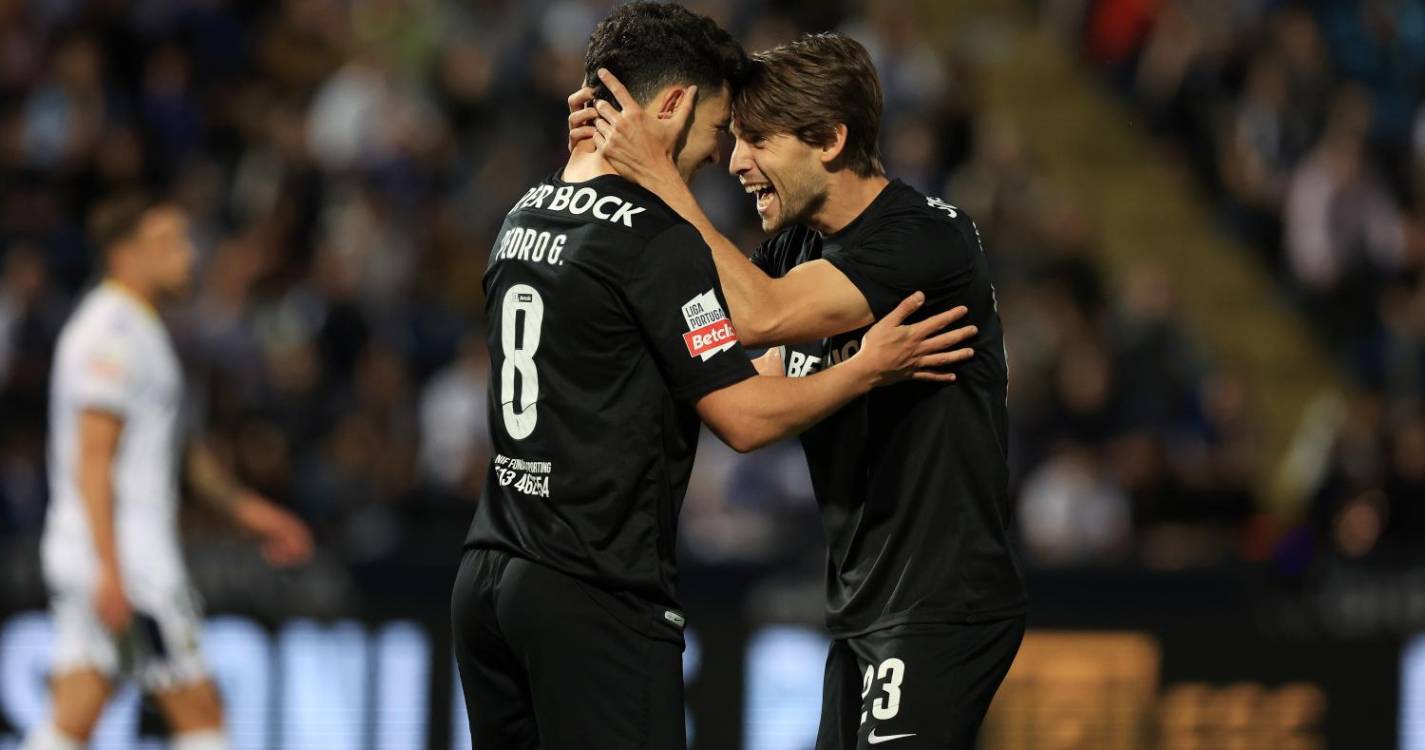 Sporting vence em Famalicão e amplia vantagem