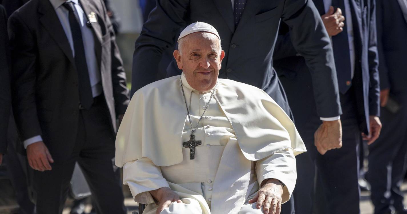 Papa Francisco mostra ligeira melhoria em exames laboratoriais e retoma trabalho