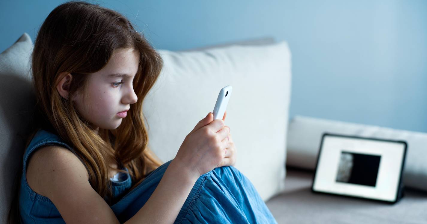 Jovens admitem acesso ‘online’ involuntário e perturbador a violência ou ódio