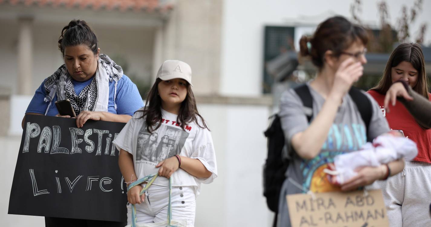 Com bonecos como bebés, cidadãos evocam no Porto morte de crianças palestinianas (com fotos)