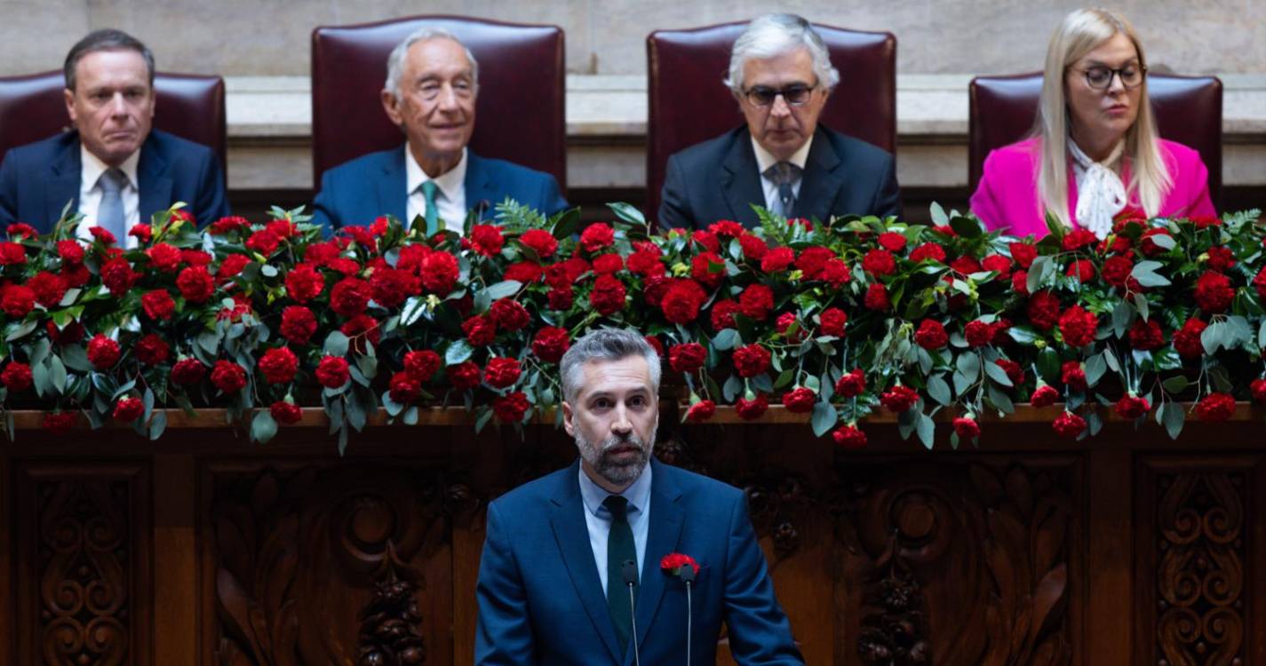 25 Abril: PS contra o populismo promete defender democracia política e social dos inimigos