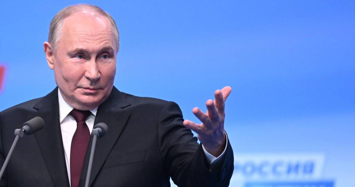 Putin, reeleito para mais seis anos no Kremlin, avisa que o país não se vai deixar intimidar