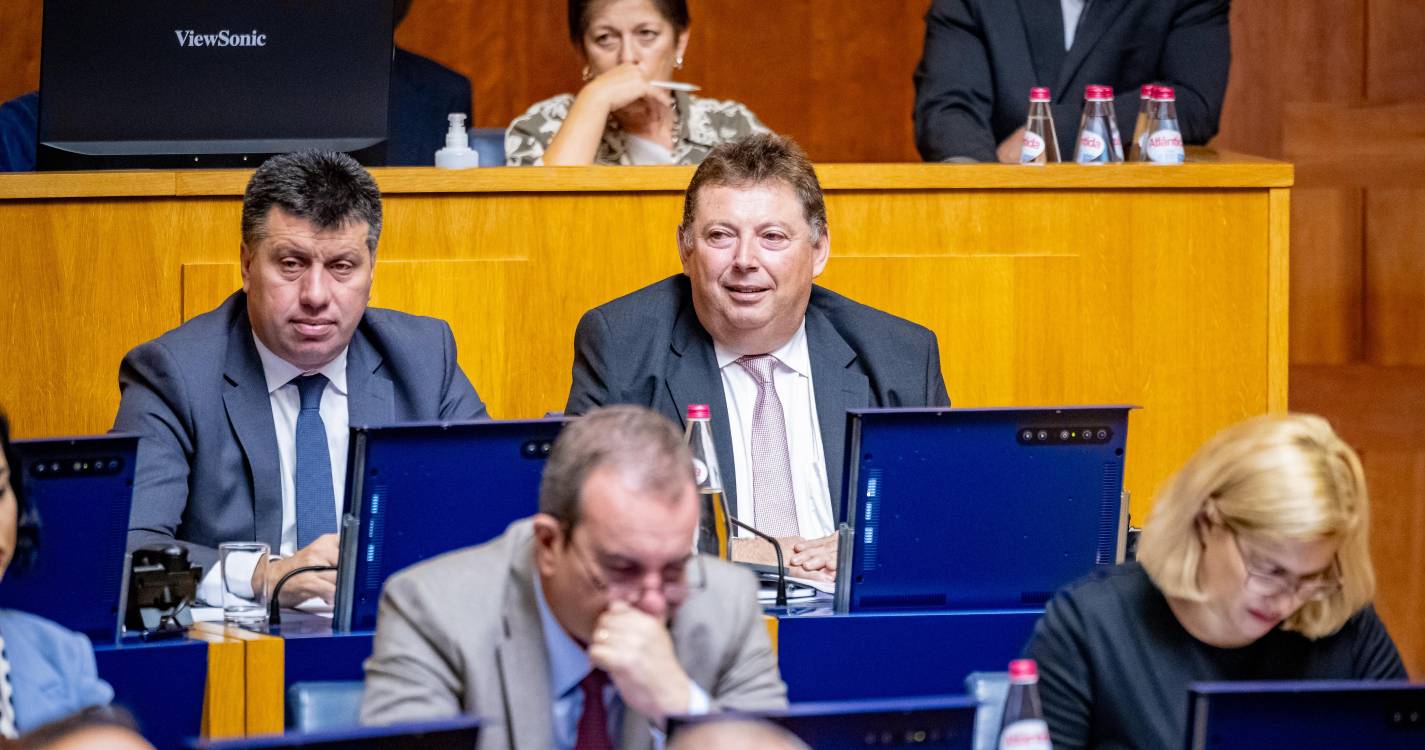 Ricardo Nascimento ocupa lugar no Parlamento e Jéssica Teles está de regresso à bancada do JPP