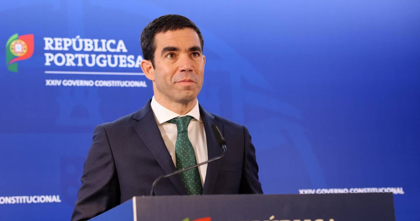 Primeira decisão do Conselho de Ministros foi alterar logótipo oficial