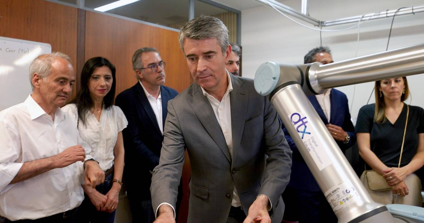 José Luís Carneiro quer salário médio ao nível do europeu e casa para todos até 2035