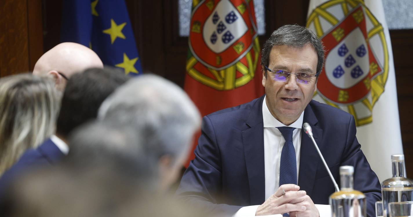 Hernâni Dias admite falta de cautela política e garante que PM não sabia das empresas que criou