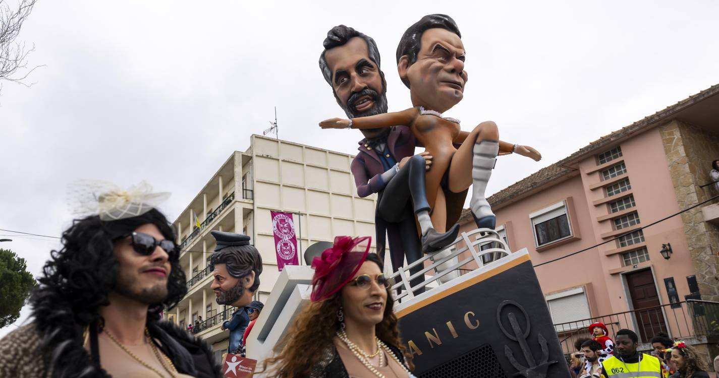 Milhares de mascarados divertem-se no Carnaval de Torres Vedras (com fotos)