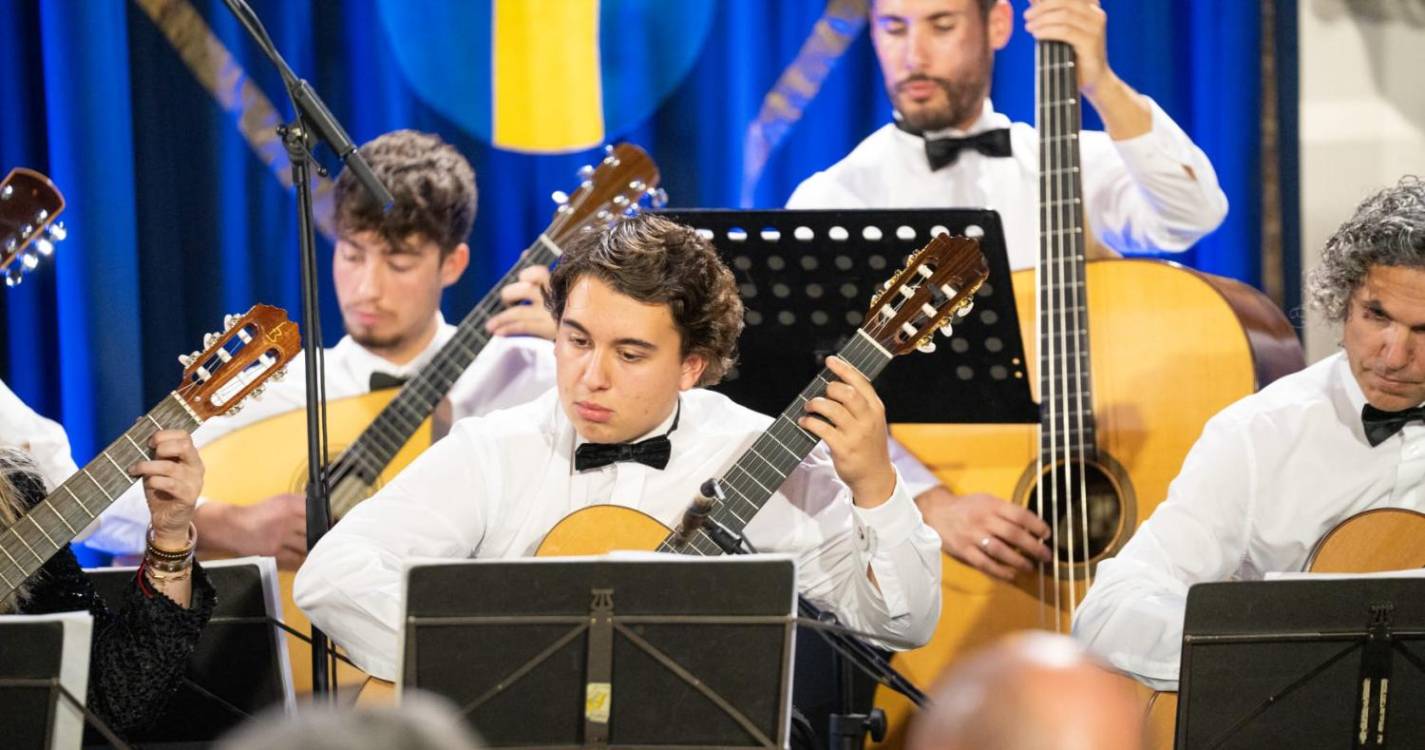 Veja como o tenor Carlos Guilherme cantou Max com a Orquestra de Bandolins