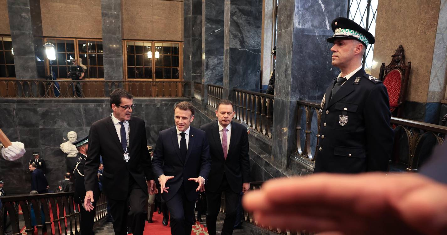 Macron recebido por Montenegro no Porto no segundo dia de visita a Portugal