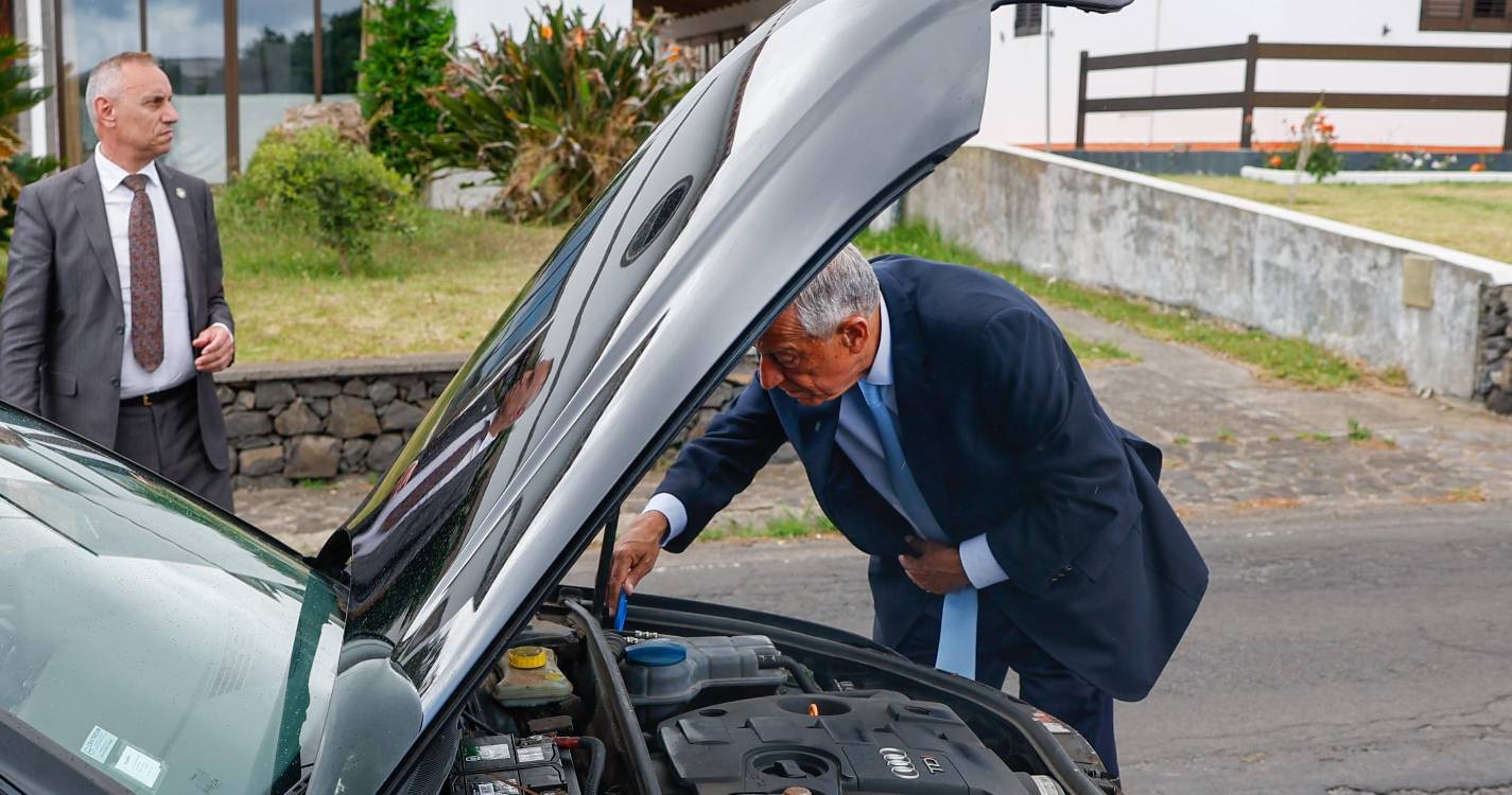 Carro do Presidente a fumegar em Santa Maria obriga a curta paragem e substituição da viatura