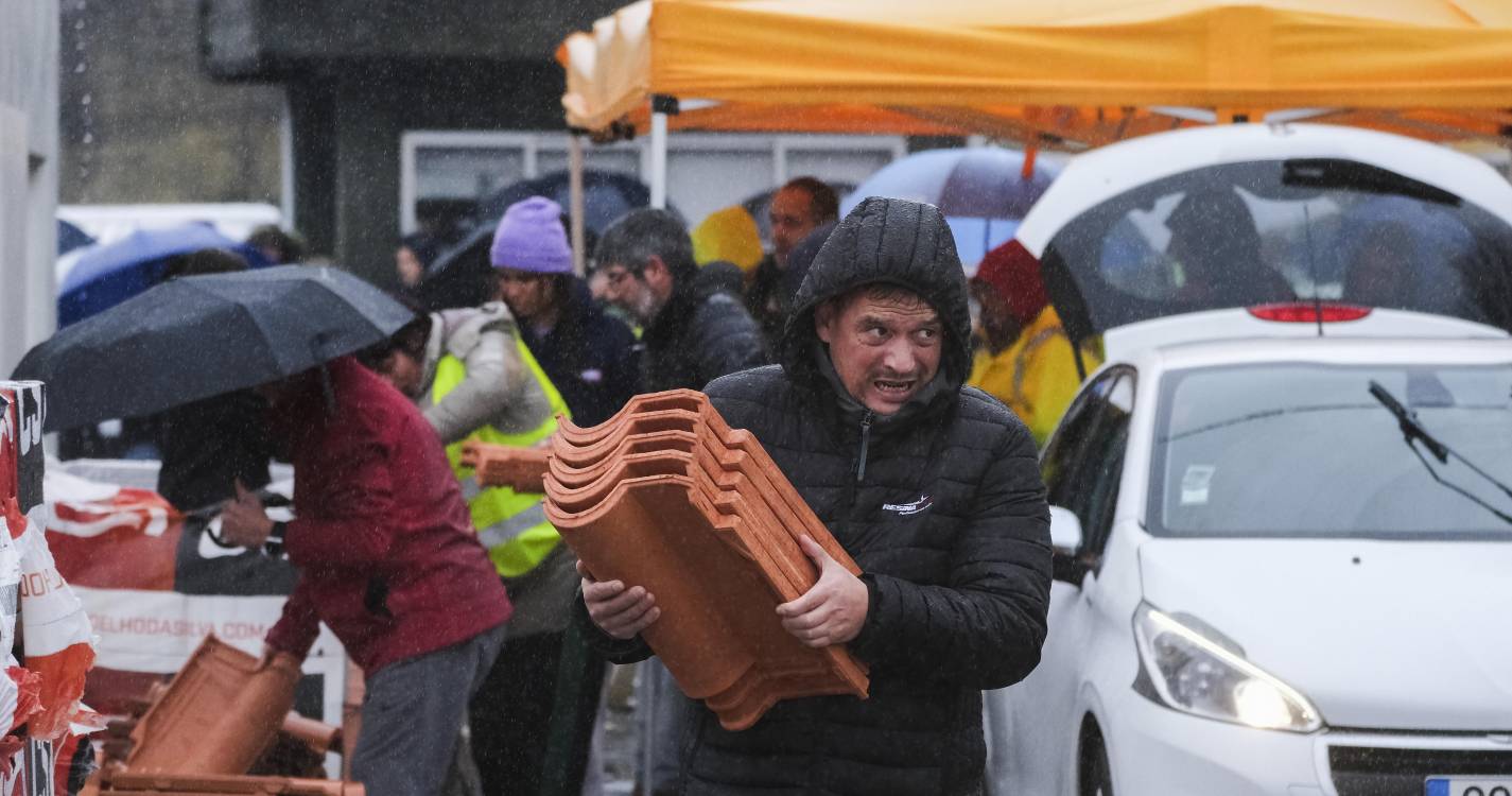 Mau tempo: População da Marinha Grande passa horas em filas à espera de telhas e lonas (com fotos)