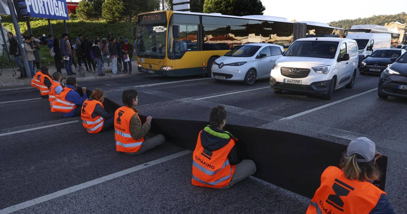 Ativistas do Climáximo bloqueiam entrada de acesso em Lisboa