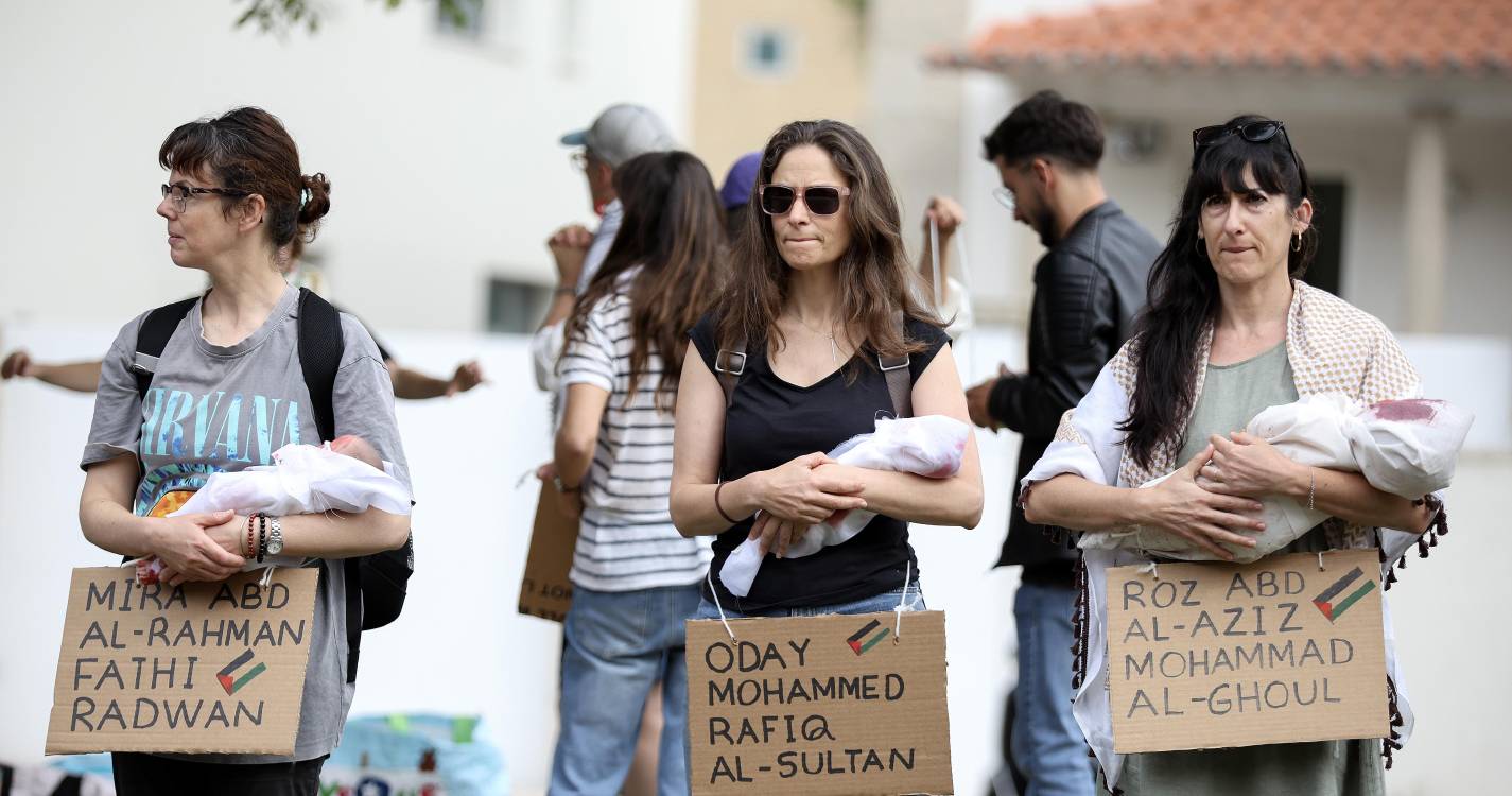 Com bonecos como bebés, cidadãos evocam no Porto morte de crianças palestinianas (com fotos)
