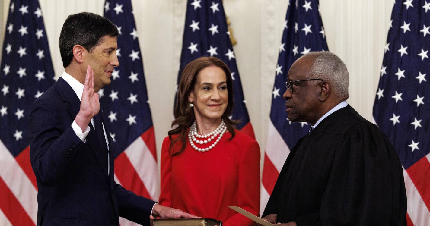 Kevin Warsh toma posse na Casa Branca como presidente da Fed
