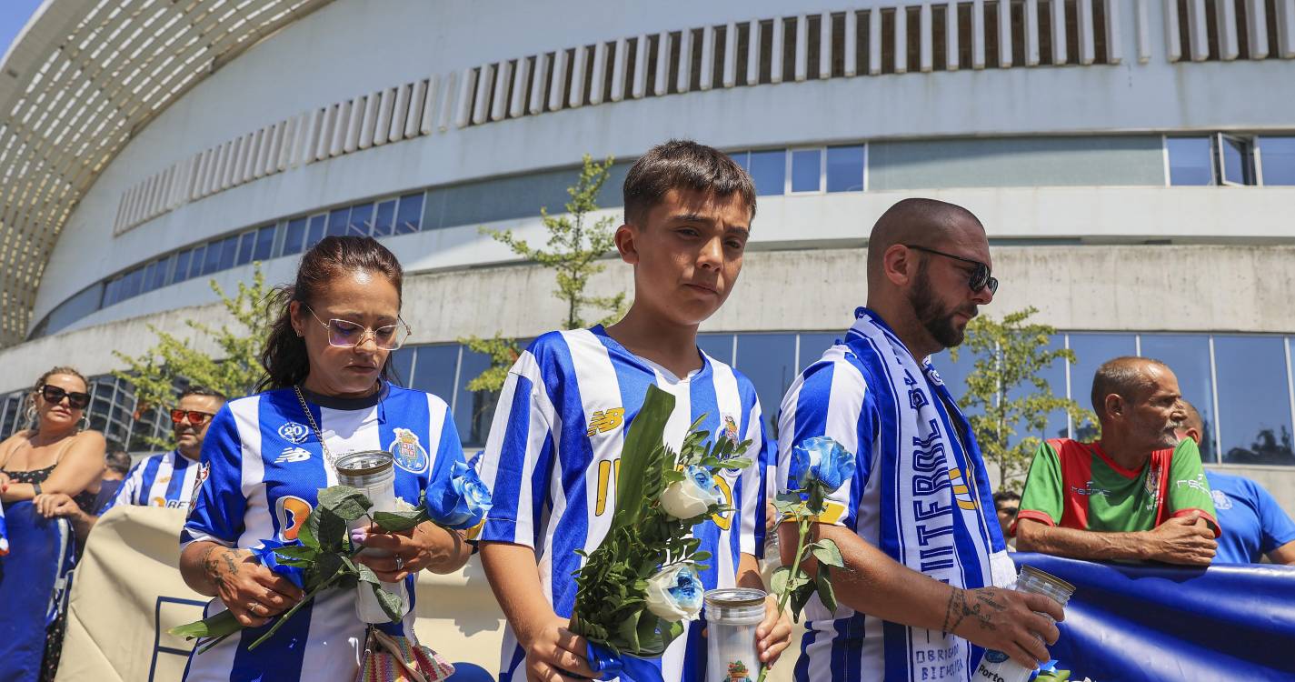 Milhares de adeptos em fila no Estádio do Dragão para se despedirem de Jorge Costa (com fotos)