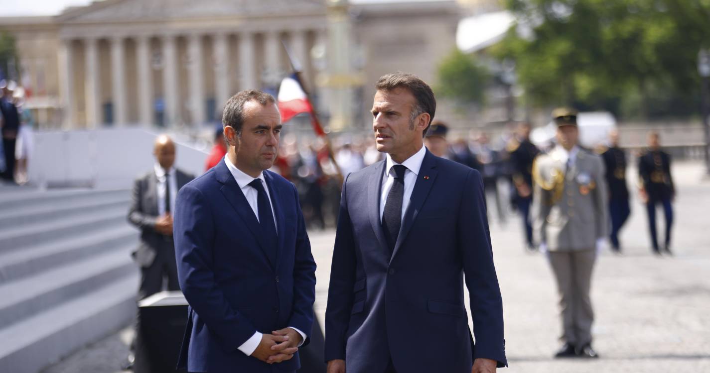 Presidente francês nomeia ministro da Defesa como primeiro-ministro