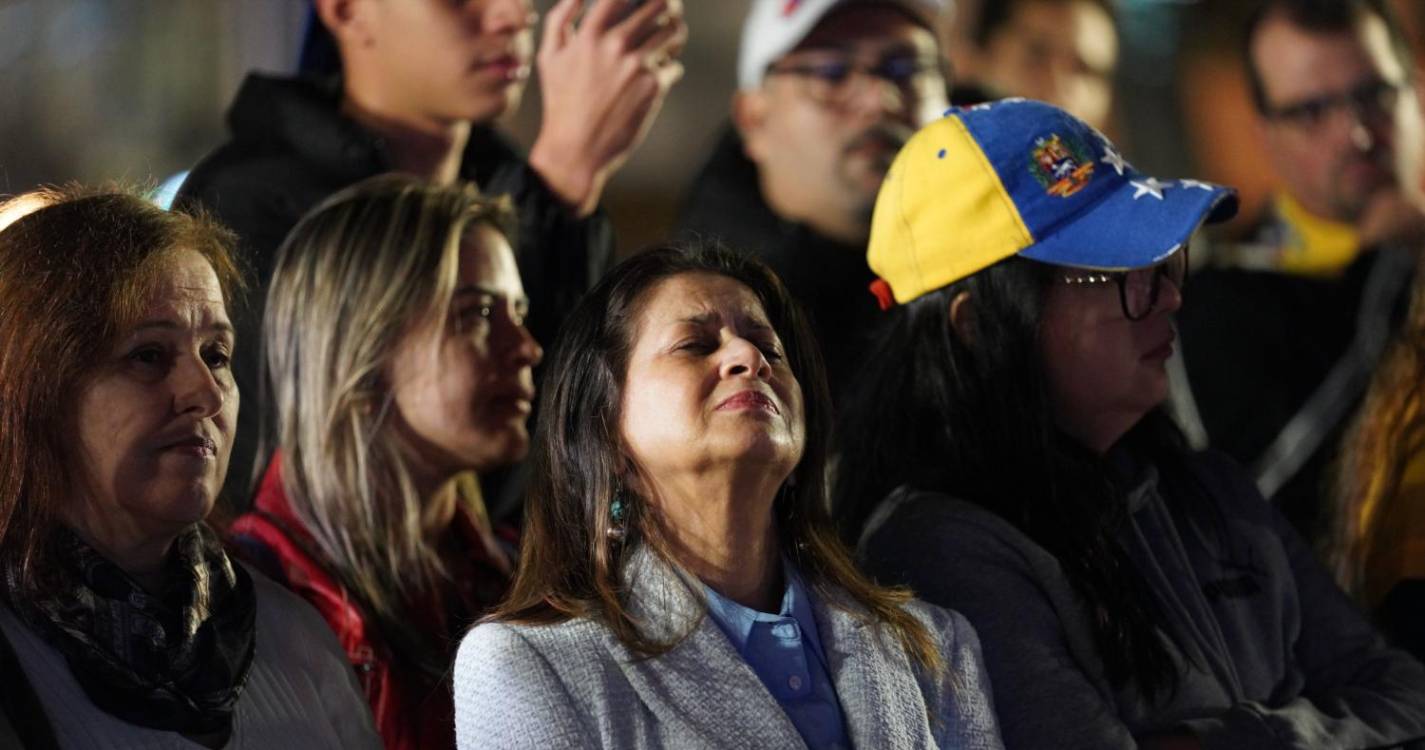 Cerca de 60 pessoas reafirmam apoio à oposição venezuelana no Funchal (com fotos)
