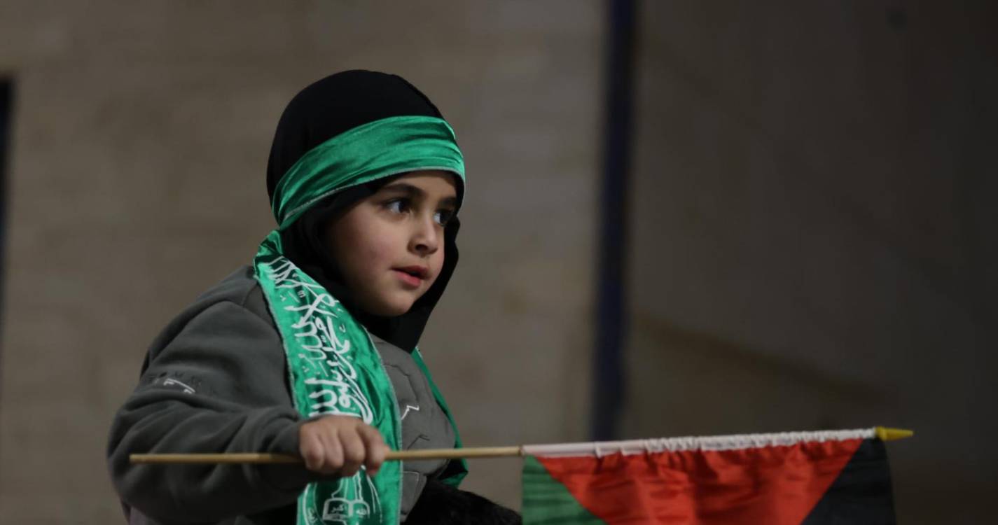 Milhares de deslocados regressam à Faixa de Gaza no meio de destroços mas com esperança