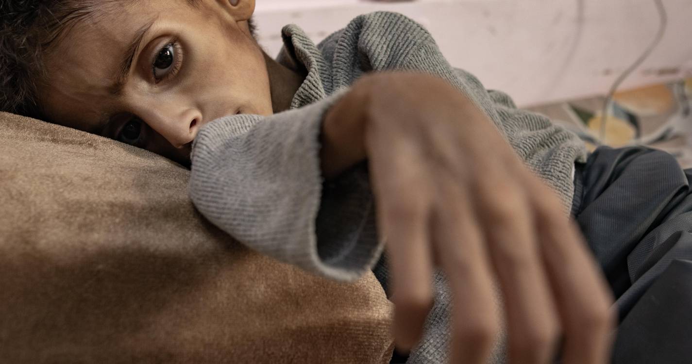 Um morto e 48 feridos durante distribuição de alimentos em Gaza