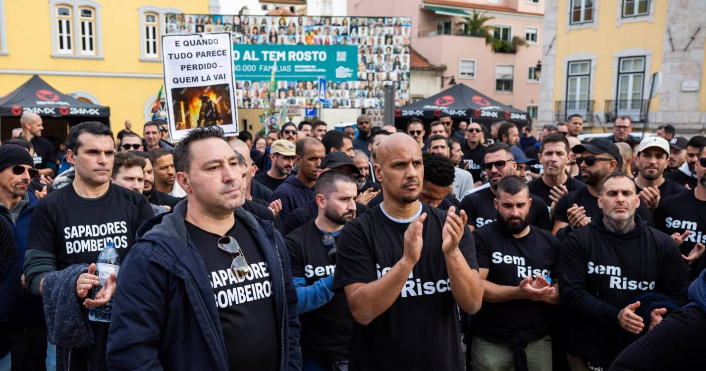 Bombeiros sapadores concentrados no parlamento para pedir subsídio de risco