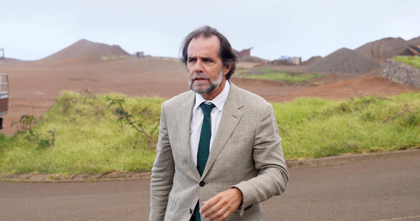 Albuquerque adia voto para as 12h30