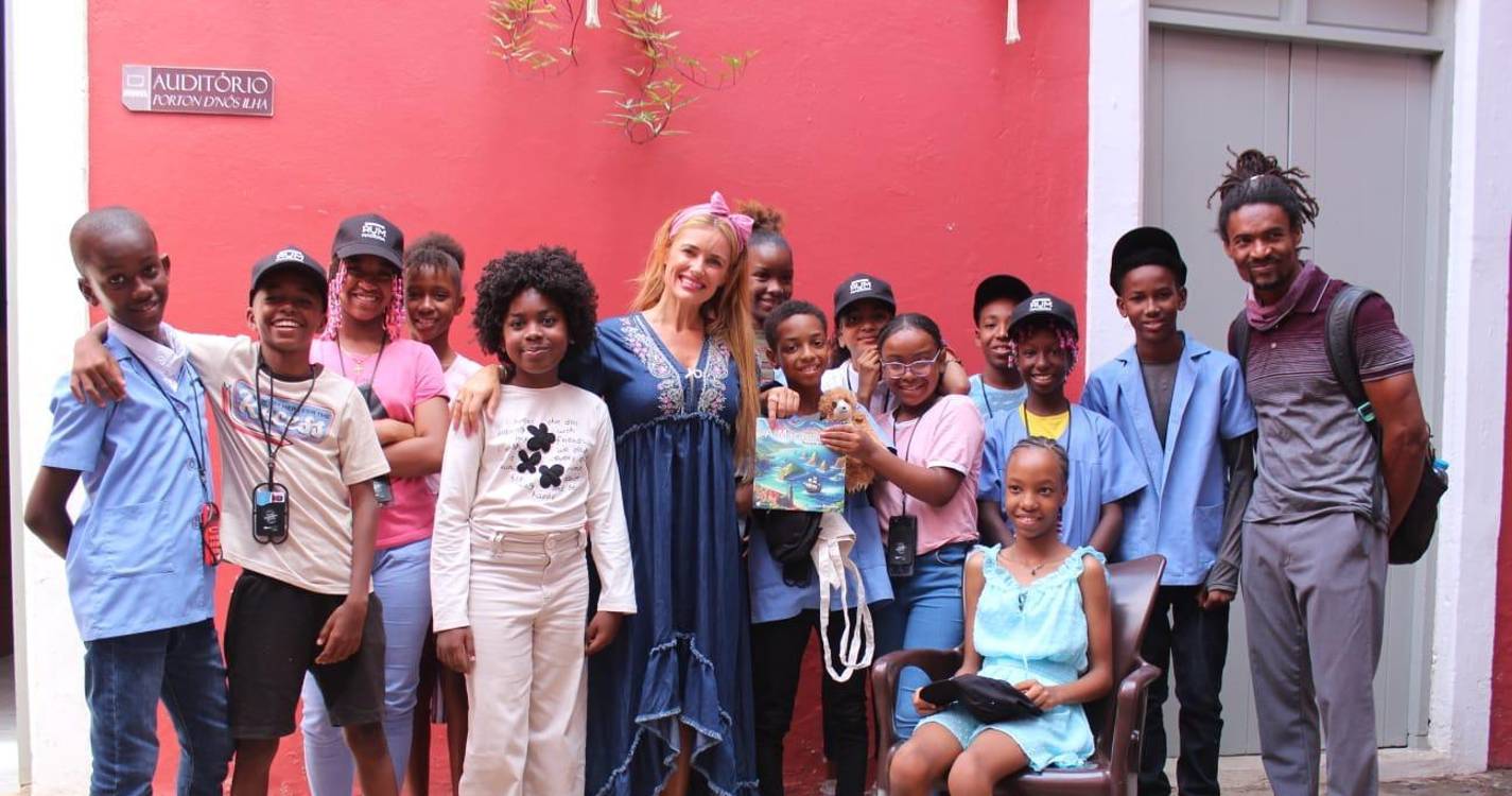 Livro ‘A Macaronésia trocada por miúdos’ de Susana Gramilho encanta em Cabo Verde (com fotos)