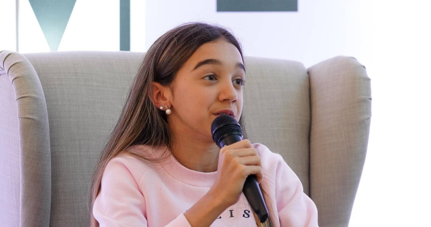 Representante da República felicita Madalena Costa pela conquista do título mundial de patinagem