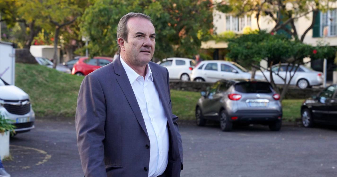 Limpeza de escarpa na marginal da Calheta concluída com sucesso mas “problema não está resolvido”