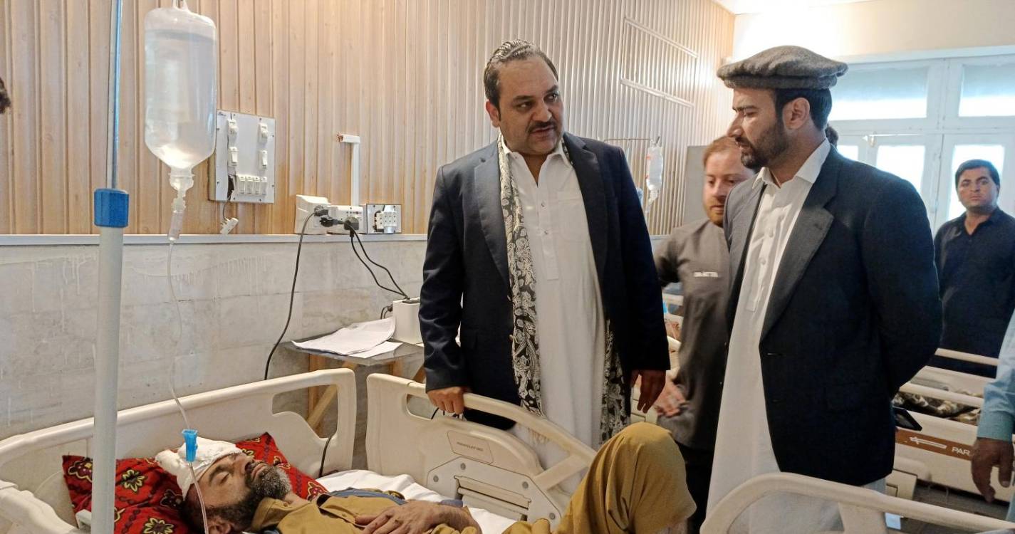 Vinte mortos e 21 feridos em queda de autocarro numa ravina no Paquistão