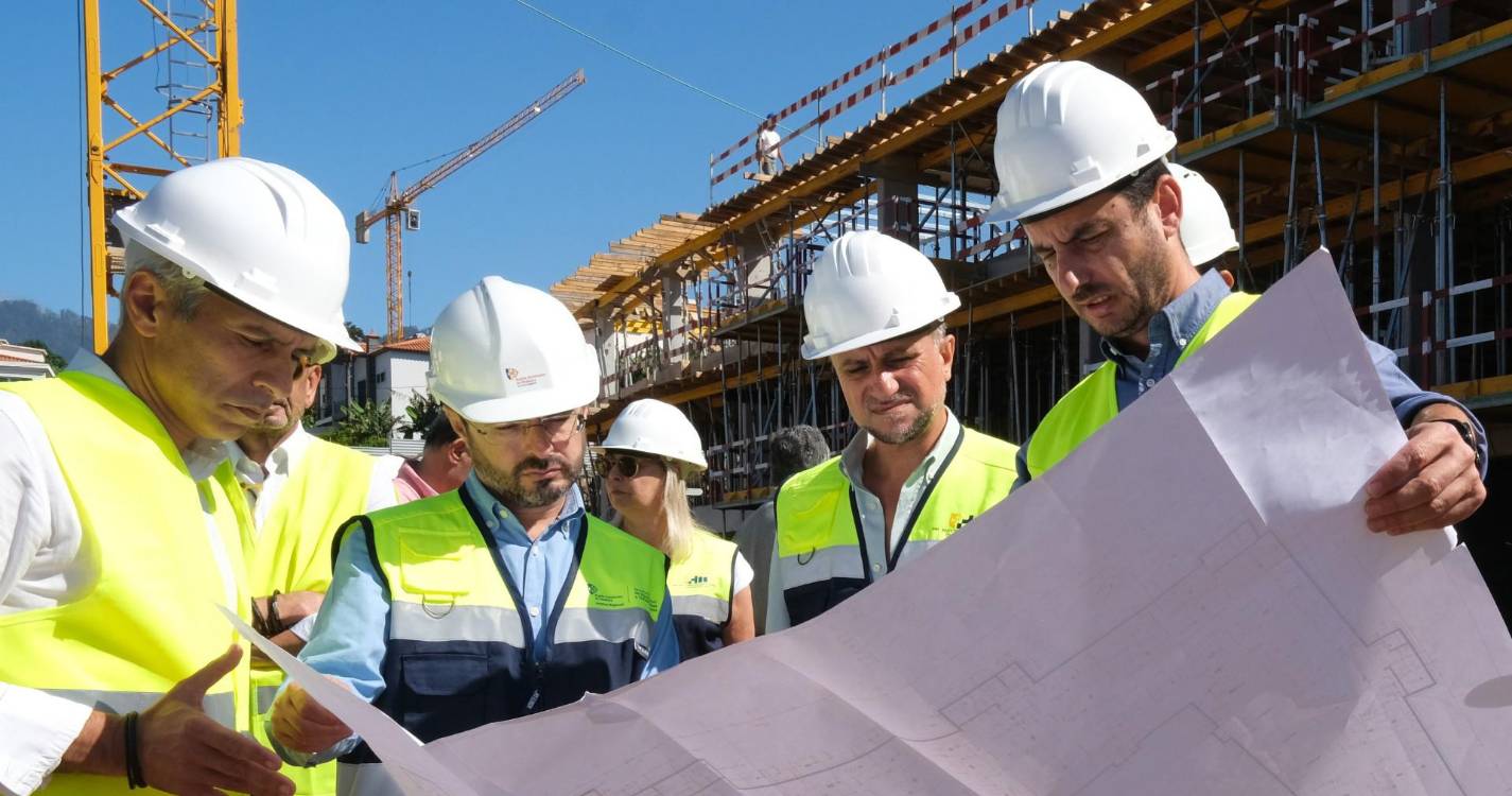 Pedro Rodrigues destaca compromisso com habitação durante visita a obra no Funchal