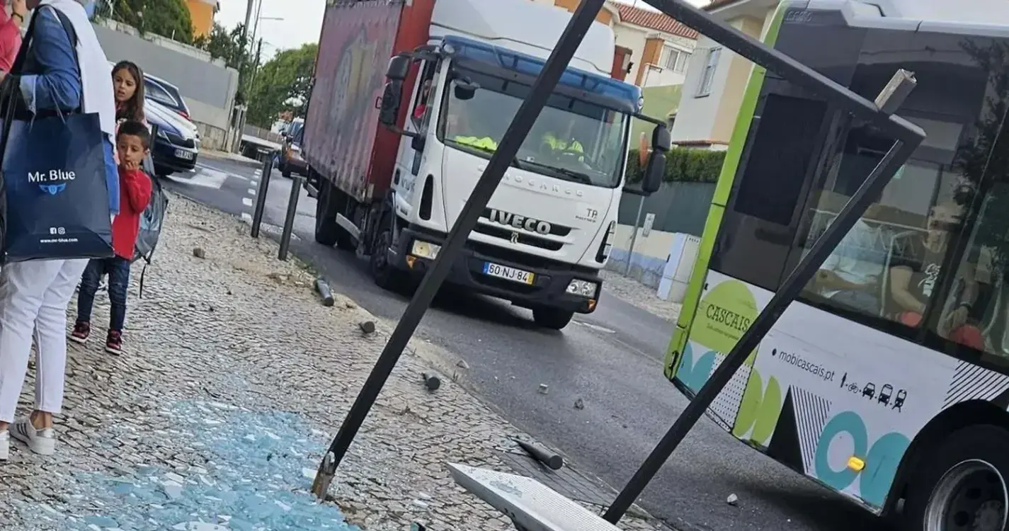 Três feridos ligeiros em embate de autocarro em paragem em Cascais