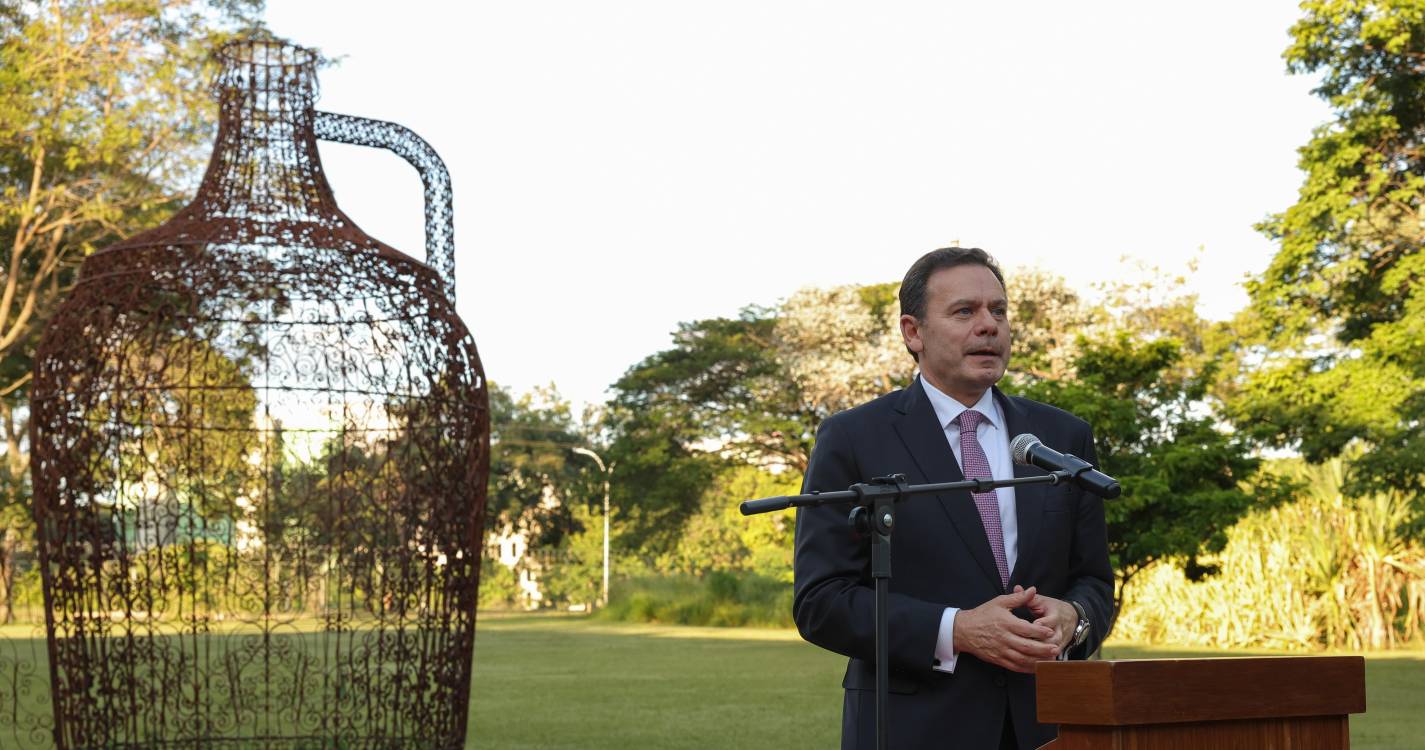 Montenegro declara-se “muito tranquilo” e remete explicações para o parlamento